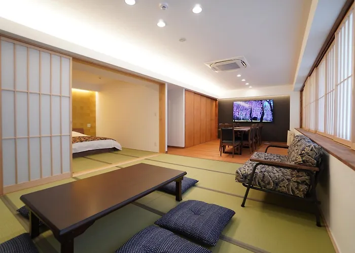 Bird Hostel Palace Side Suite